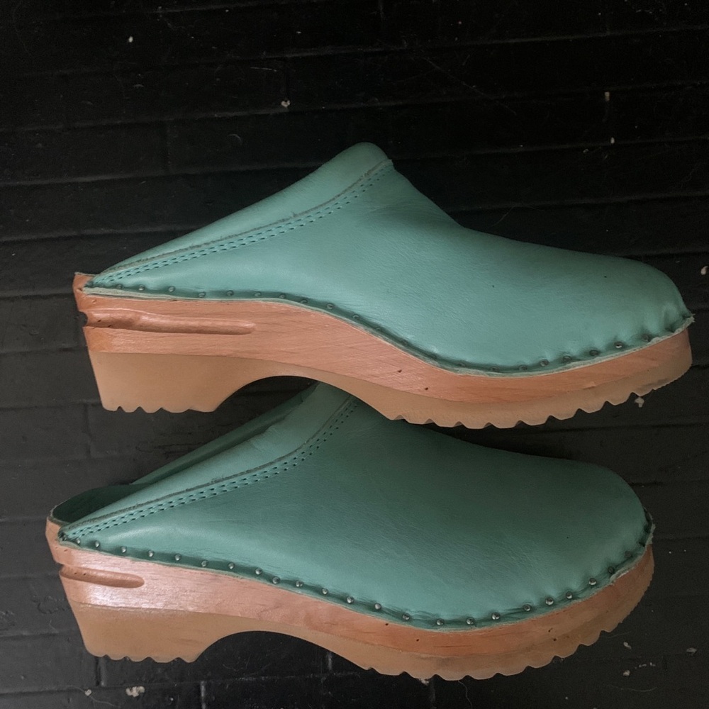 Troentorp turquoise wooden clog